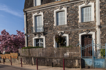 Wall Mural - Allassac (Corrèze, France) - Maison pittoresque au printemps - Avenue des ardoisières