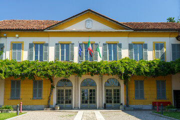 Fototapete - Solaro (Lombardy, Italy): municipal hall