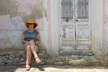 Mujer Con Sombrero Turista Sentada Delante De La Fachada De Una Casa Vieja Almería Molino De Rio Aguas 4M0A0019-as21