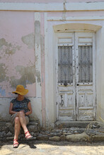 Mujer Con Sombrero Turista Sentada Delante De La Fachada De Una Casa Vieja Almería Molino De Rio Aguas 4M0A0020-as21