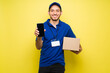 © AntonioDiaz - Young man working as a delivery courier and using a smart phone