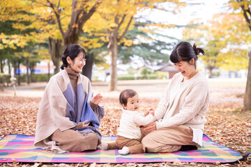 Wall Mural - 公園でママ友と話す女性（冗談・楽しい）
