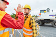 © Robert Kneschke - Bauarbeiter geben sich ein High Five auf der Baustelle