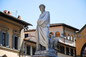 La statua di Dante Alighieri all'esterno della chiesa di Santa Croce a Firenze.