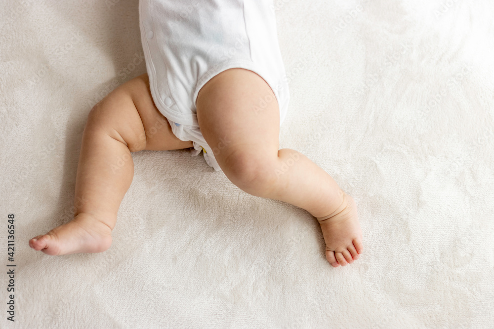 走るポーズをしている赤ちゃんの足 0歳 生後8か月 日本人 女の子 Baby Poster Ba Poko42