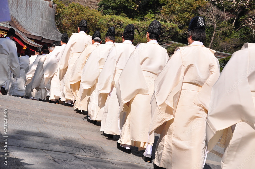 日本の神社の白装束 の Stock フォト | Adobe Stock