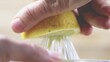 Frische Zitrone - von Hand ausgepresst. Vorbereitungen, Vitamin C, Zitronensaft,  