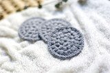 Fototapeta  - Disques démaquillants lavables au crochet