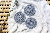 Fototapeta  - Disques démaquillants lavables au crochet