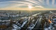 Panorama der Stadt Regensburg in Bayern mit dem Fluss Donau dem Dom und der steinernen Brücke im Winter mit Eis und Schnee bei Sonnenuntergang, Deutschland