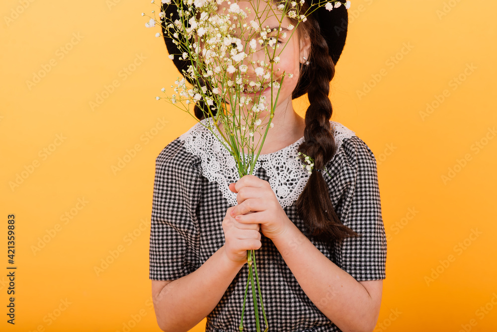 Portrait of cute little girl with flower bouquet in the studio ...