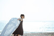 © S.R.S - 海で布を風に靡かせて遊ぶ女の子