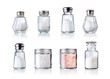 diverse Salzstreuer und  Glas gefäße gefüllt mit verschiedenen Salzarten