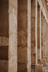 Canvas Print - Vertical shot of the columns of an old temple of Queen Hatshepsut