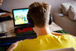© garpinina - adolescente che gioca su pc ai videogames con cuffie e microfono