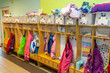 Eingang / Garderobe von einem Kindergarten / einer KITA mit bunten Kids-Klamotten