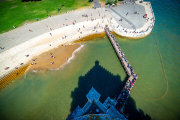 Vista de las antiguas y monumentales calles de ciudad del viejo Lisboa	