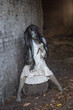 Ein Zombi Mädchen kommt aus der Dunkelheit raus. Sie lebt in der alter Gebäude. Sie ist sehr hässlich und gruselig. Passt zu einem Horror Film oder Buch.Das Mädchen hat lange, schwarze Haare.