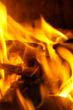 Fototapeta Miasto - Unscharfe Flammen beim Verbrennen von Holz in einem Kaminofen