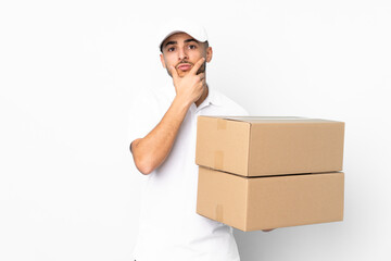 Delivery Arabian man isolated on blue background thinking an idea