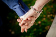 Splecione dłonie, małżeństwo, ręce, dłonie, narzeczeni, spacer