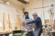© Robert Kneschke - Handwerker Senior und Lehrling in Ausbildung in Werkstatt
