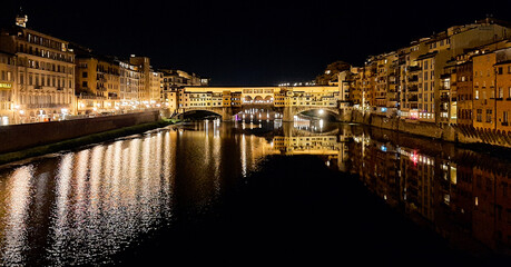 Puente Viejo nocturno en Florencia Italia