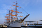 Fototapeta Miasta - 停泊する船と橋の風景