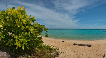 Wall Mural - Malaysia. A deserted reef island near the town of Semporna on the island of Borneo.