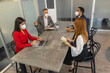 © Gener Vázquez - Grupo de gente en junta de negocios trabajando en oficina con mascarilla