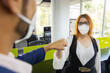 © Gener Vázquez - Compañeros de trabajo salundandose con puño distanciamiento social prevencion pandemia