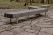 Drewniana nowoczesna ławka w parku