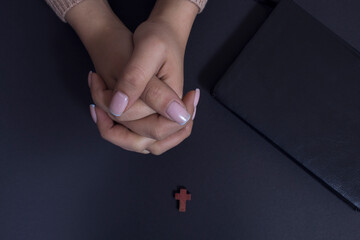 Wall Mural - girl praying on the cross