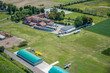 © s-aznar - Fotografía aérea de un aeródromo en Codroipo en la región de Friul Venecia-Julia en el norte de Italia