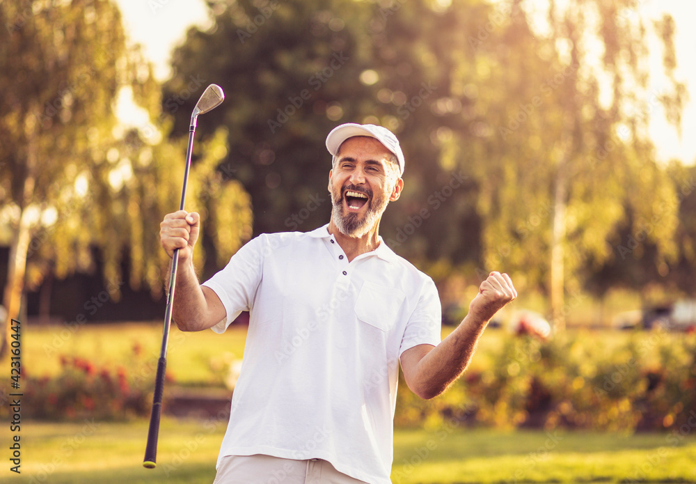 Happy successful man on golf field. - obrazy, fototapety, plakaty 