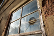 kaputtes Fenster an einen baufälligen Haus