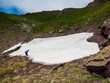 Últimos restos de nieve que quedan en verano en una zona de alta montaña de los Pirineos españoles