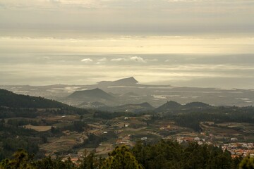  Una vista lejana de la Montaña Roja en el sur de la isla de Tenerife, España. Típico paisaje volcánico y pinar en las inmediaciones del volcán Teide y en las zonas llanas cultivos y casas.