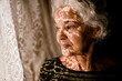 © GeisaB - Close de mulher idosa
