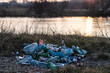 śmieci wyrzucone nad rzeką