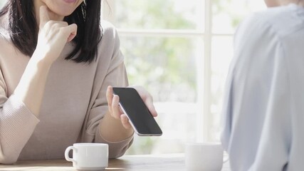 Sticker - 笑顔でスマホを見せるミドル女性と若い女性