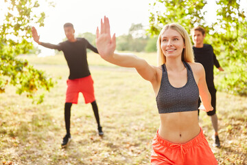 Wall Mural - Junge Leute machen zusammen Aerobic