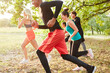 © Robert Kneschke - Freunde beim Trimm dich Jogging in der Natur