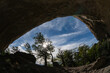 Toca do Milodon ou Cueva del Milodon. Fenômeno geológico raro onde foi encontrado fóssil de uma preguiça gigante. Fica na Patagônia chilena, na América do Sul.