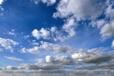 Fototapeta Niebo - Piękne błękitne niebo i białe chmury