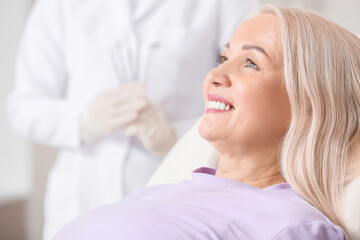 Canvas Print - Mature woman visiting dentist in clinic