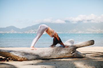 Wall Mural - yoga na praia