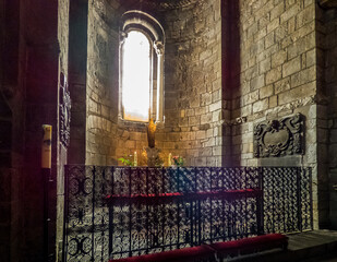 una capilla de piedra con verja artística de metal en un lateral de la girola de la catedral de jaca