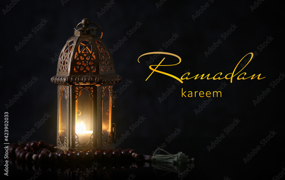 Muslim lamp and tasbih on dark background. Celebration of Ramadan - obrazy, fototapety, plakaty 