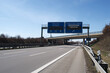© Ewa Leon - Impfzentrum Schild auf einer Autobahn